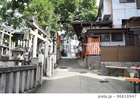 京都市 伏見稲荷大社周辺の裏路地の写真素材 [96810947] - PIXTA