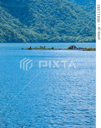 美しい中禅寺湖に浮ぶ菖蒲ヶ浜キャンプ場 美しい中禅寺湖に浮ぶ菖蒲ヶ浜キャンプ場 96811392