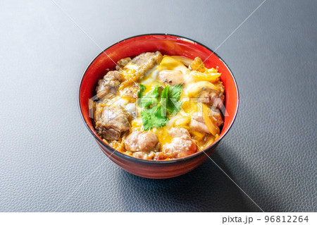 炭火で炙り 親子丼 96812264
