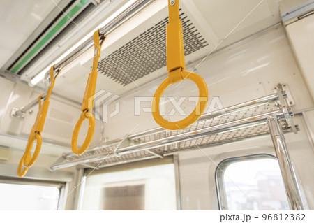 つり革 電車 車内 握る 公共交通機関 吊革 通勤通学 吊り手の写真素材