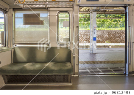 電車　車内　座席　西武鉄道車両内シルバーシート 96812493