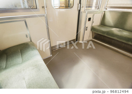 電車　車内　座席　西武鉄道車両内シルバーシート 96812494