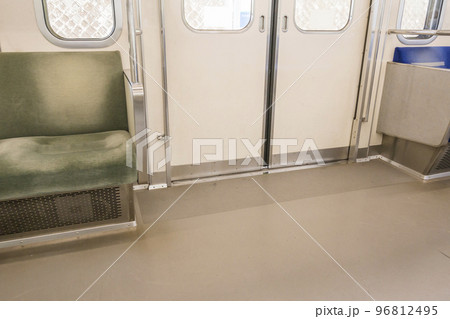 電車　車内　座席　西武鉄道車両内シルバーシート 96812495