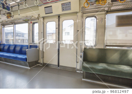 電車　車内　座席　西武鉄道車両内シルバーシート 96812497