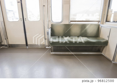 電車　車内　座席　西武鉄道車両内シルバーシート 96812500