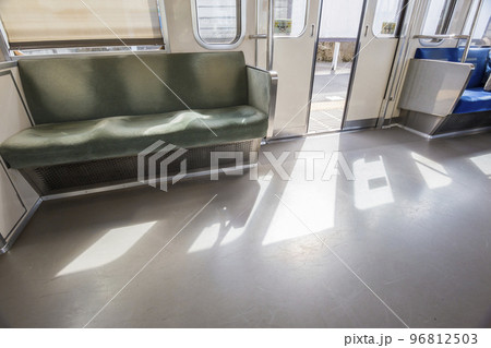 電車　車内　座席　西武鉄道車両内シルバーシート 96812503