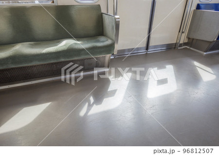 電車　車内　座席　西武鉄道車両内シルバーシート 96812507