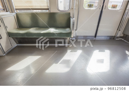 電車　車内　座席　西武鉄道車両内シルバーシート 96812508