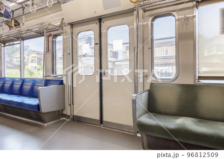 電車　車内　座席　西武鉄道車両内シルバーシート 96812509