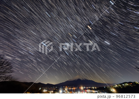 高指山から見る星空と富士山・山中湖の夜景 高指山から見る星空と富士山・山中湖の夜景 96812573