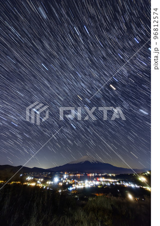 高指山から見る星空と富士山・山中湖の夜景 96812574