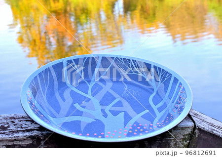 水面に映る木々と皿 96812691