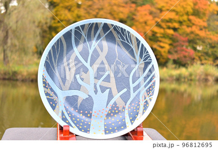 青森県青池で二日間スケッチを行い、試作を繰り返し制作した皿です。 青森県青池で二日間スケッチを行い、試作を繰り返し制作した皿です。 96812695