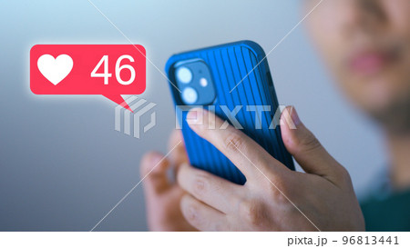 スマートフォンを操作をする男性の手 スマートフォンを操作をする男性の手 96813441