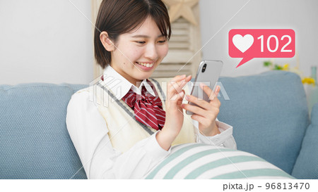 スマートフォンを操作をする女子高校生 スマートフォンを操作をする女子高校生 96813470