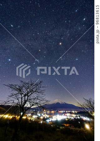 高指山から見る星空と富士山・山中湖の夜景 96813615
