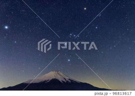 高指山から見る星空と富士山・山中湖の夜景 高指山から見る星空と富士山・山中湖の夜景 96813617