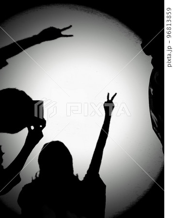 2人の影とピースサインの写真素材 [96813859] - PIXTA