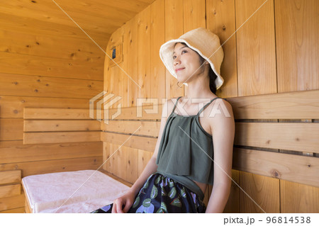 サウナハットをかぶってサウナに入るサウナ女子 96814538