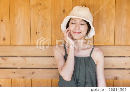 サウナハットをかぶってサウナに入る若い女性 ととのう 96814565