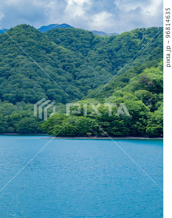 美しい中禅寺湖に浮ぶ菖蒲ヶ浜 美しい中禅寺湖に浮ぶ菖蒲ヶ浜 96814635