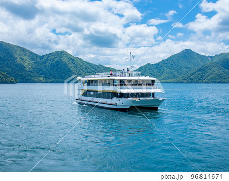 初夏の美しい中禅寺湖の景色 96814674