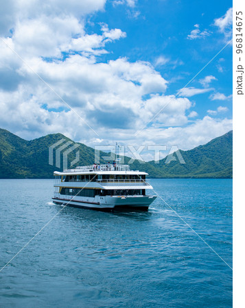 初夏の美しい中禅寺湖の景色 初夏の美しい中禅寺湖の景色 96814675