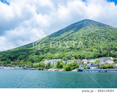 初夏の美しい中禅寺湖の景色 96814684