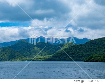 初夏の美しい中禅寺湖の景色 初夏の美しい中禅寺湖の景色 96814690