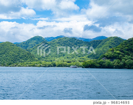 初夏の美しい中禅寺湖の景色 初夏の美しい中禅寺湖の景色 96814693