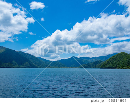初夏の美しい中禅寺湖の景色 初夏の美しい中禅寺湖の景色 96814695