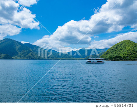 初夏の美しい中禅寺湖の景色 96814701
