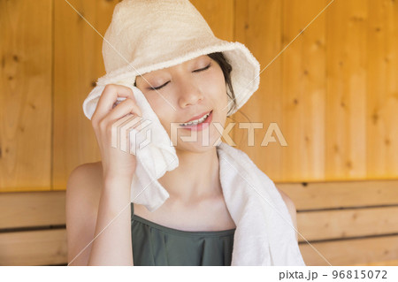 サウナハットをかぶってサウナに入るサウナ女子 96815072