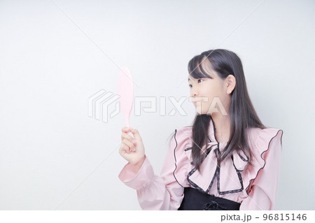 鏡を覗いて微笑む量産型女子 鏡を覗いて微笑む量産型女子 96815146