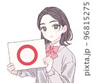 ○のボードを持つ女子学生 96815275