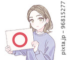 ○のボードを持つ若い女性 96815277