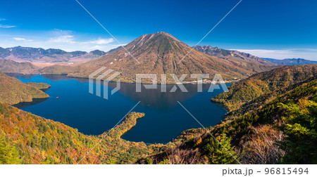《栃木県》秋の奥日光・半月山からながめる中禅寺湖と男体山 96815494