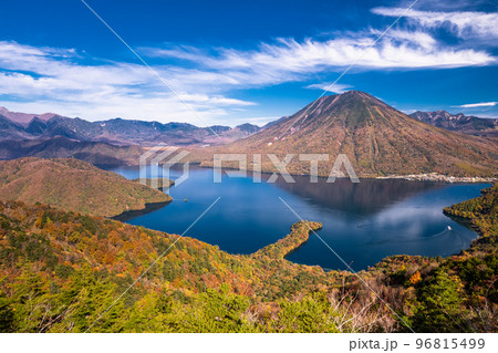 《栃木県》秋の奥日光・半月山からながめる中禅寺湖と男体山 96815499