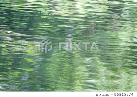 水面のキラキラ模様 新緑・エコイメージ(蒜山高原) 水面のキラキラ模様 新緑・エコイメージ(蒜山高原) 96815574
