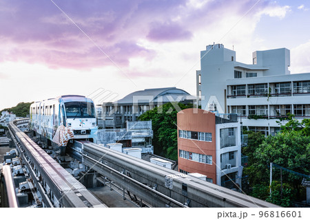 夕暮れ時の沖縄那覇の沖縄都市モノレール首里駅 96816601