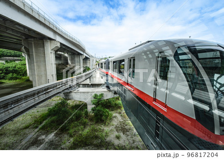 沖縄那覇の沖縄都市モノレール始発駅てだこ浦西駅 96817204