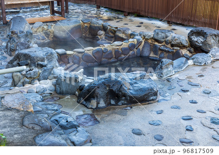 日本の鳥取県の三朝温泉の河原風呂の美しい風景 96817509