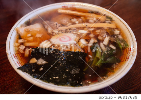 とても美味しい日本の鳥取市の醤油ラーメン 96817639