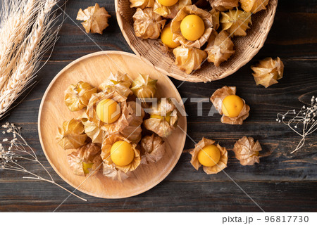 Cape gooseberry or golden berry (Physalis peruviana)  96817730