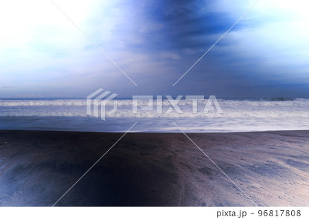 大波の砂浜（昼間） 96817808