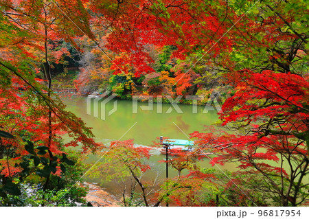 【京都府】紅葉の嵐山(桂川の嵐峡 保津峡) 【京都府】紅葉の嵐山(桂川の嵐峡 保津峡) 96817954