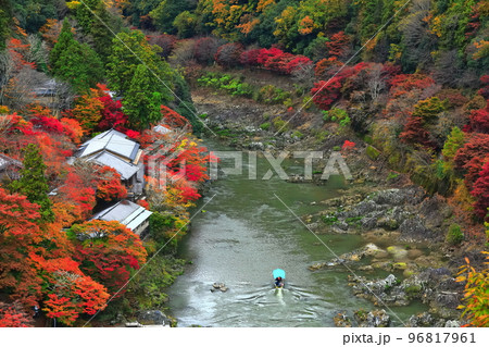 【京都府】紅葉の保津川下り（嵐山　桂川　嵐峡） 96817961