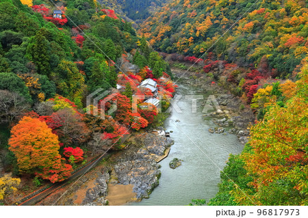 【京都府】紅葉の保津川下り（嵐山　桂川　嵐峡） 96817973