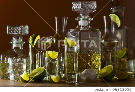 gold tequila and lime 96818059