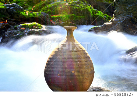 激しい流れの渓流とともに 激しい流れの渓流とともに 96818327